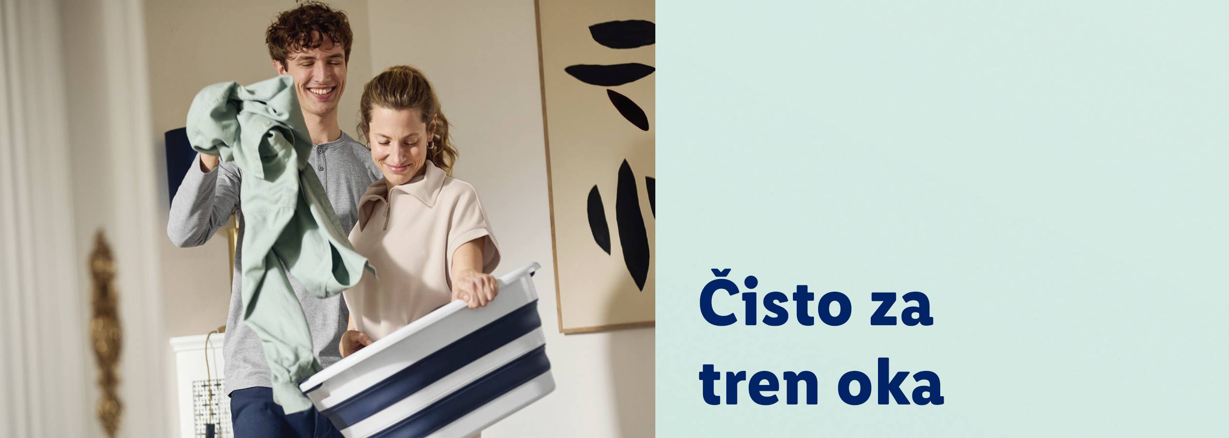 Muškarac i žena sa korpom za veš i odećom, sa tekstom 'Čisto za tren oka'.
