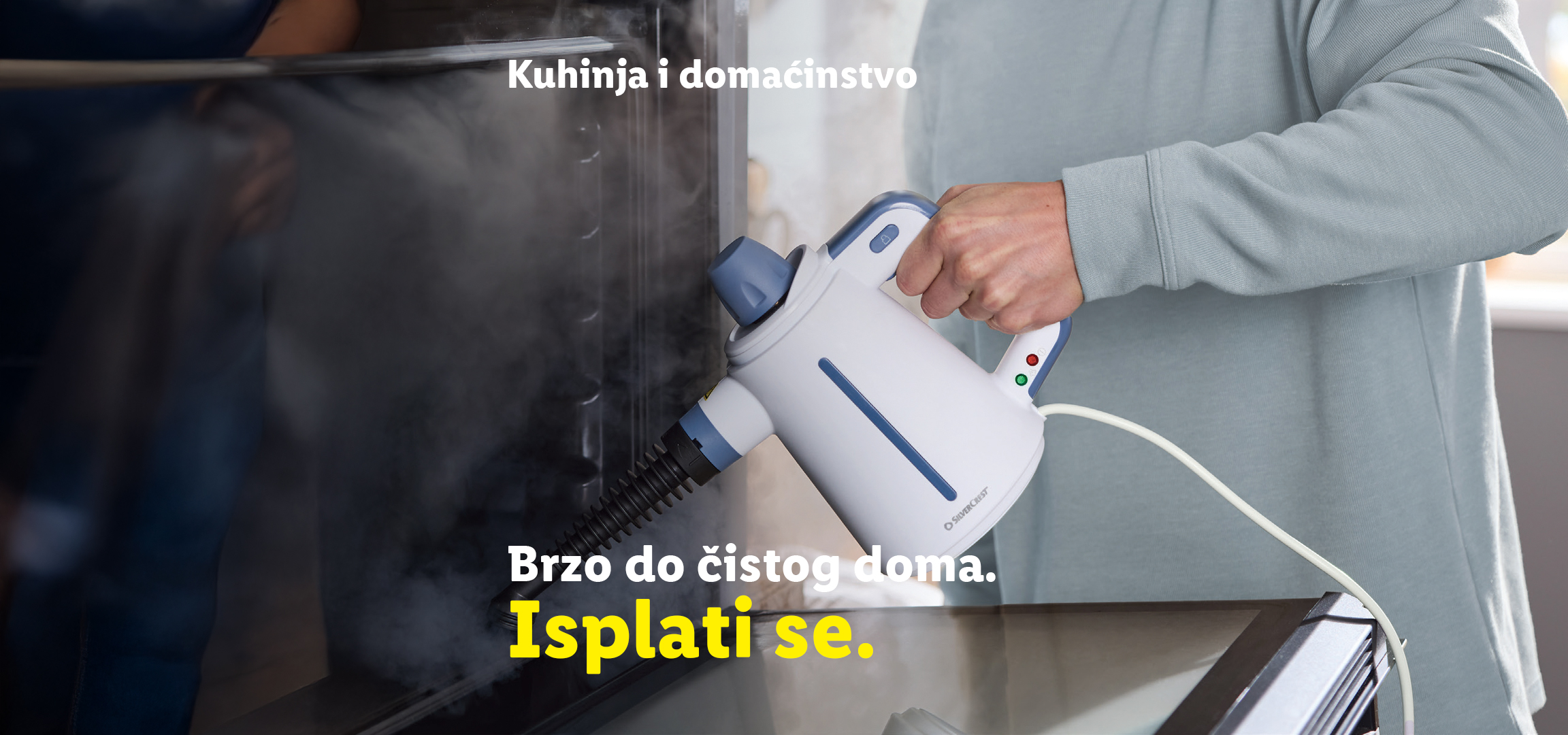 Osoba čisti parnim čistačem i žena čisti ogledalo usisivačem za prozore. Tekst: 'Kuhinja i domaćinstvo. Brzo do čistog doma. Isplati se.'