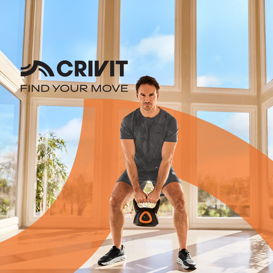 Muškarac vežba sa tegom u dnevnoj sobi, nosi sportsku majicu, šorts i patike. Tekst: 'FIND YOUR MOVE'.