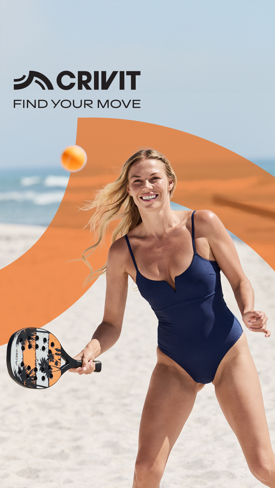 Žena u kupaćem kostimu igra tenis na plaži, držeći reket, sa lopticom u vazduhu.