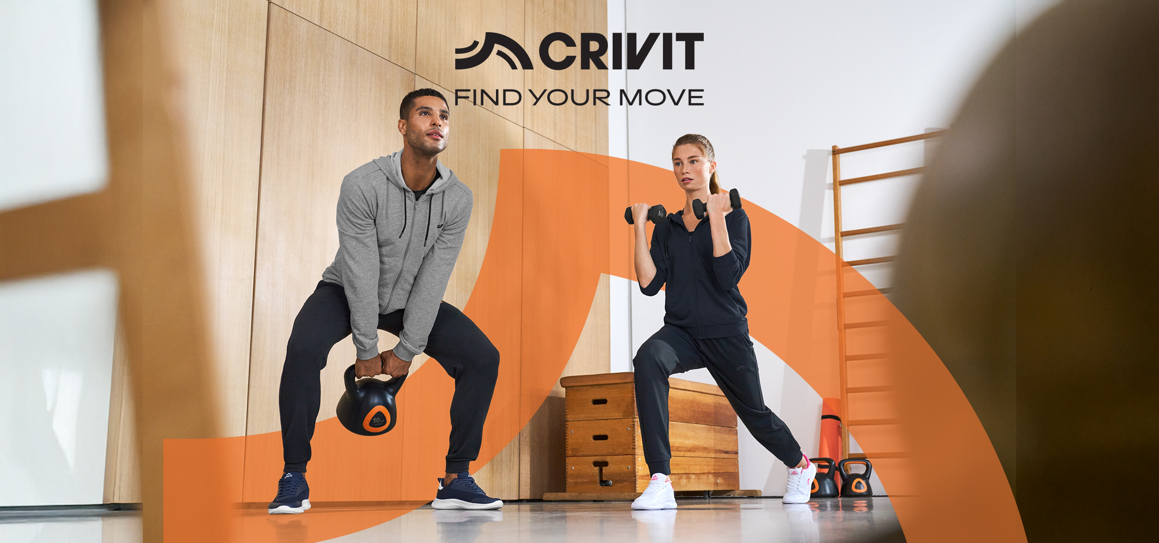 Crivit: Muškarac i žena vežbaju sa tegovima, pored sprava za vežbanje.