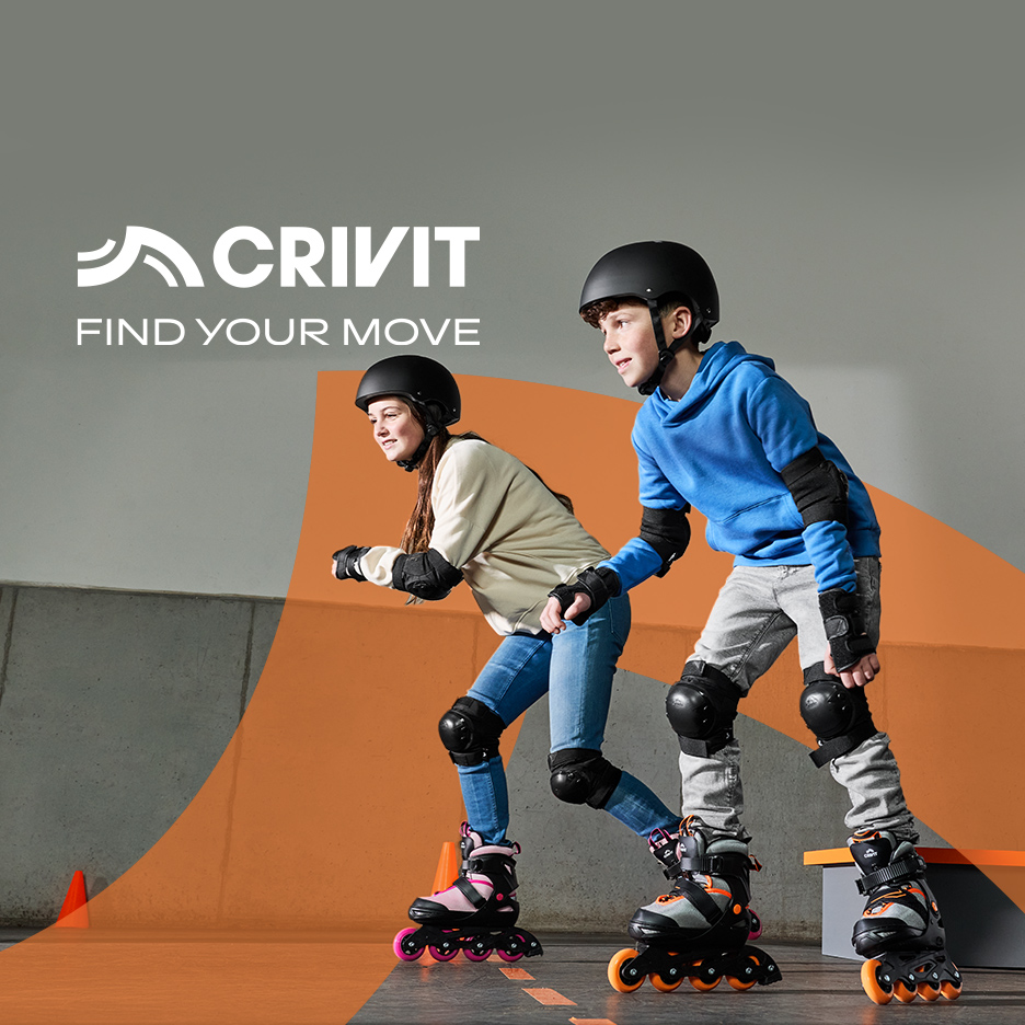 Dvoje dece u kacigama i štitnicima za rolere, sa natpisom „FIND YOUR MOVE“.
