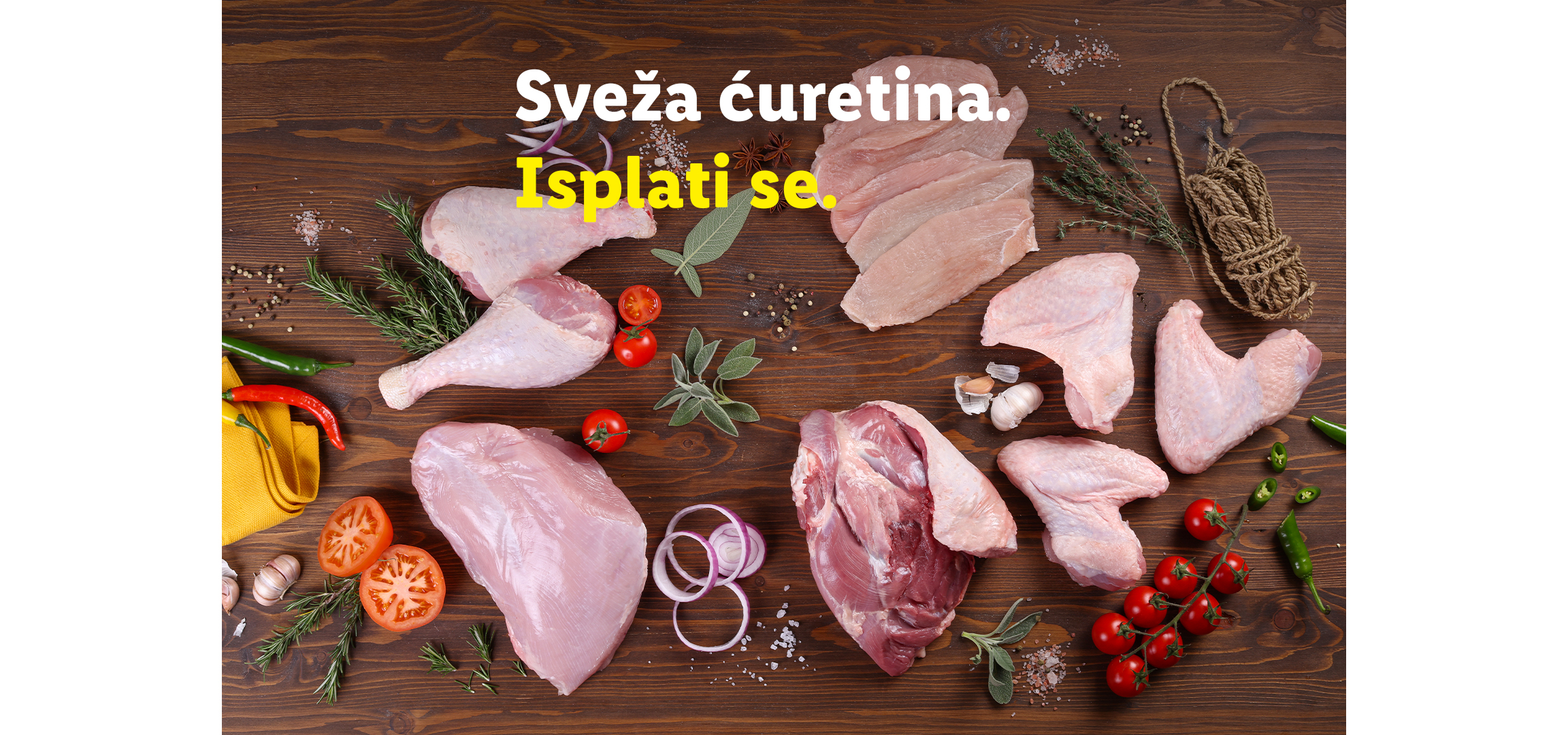 Sveža ćuretina i povrće na drvenoj pozadini. Tekst: „Sveža ćuretina. Isplati se.“