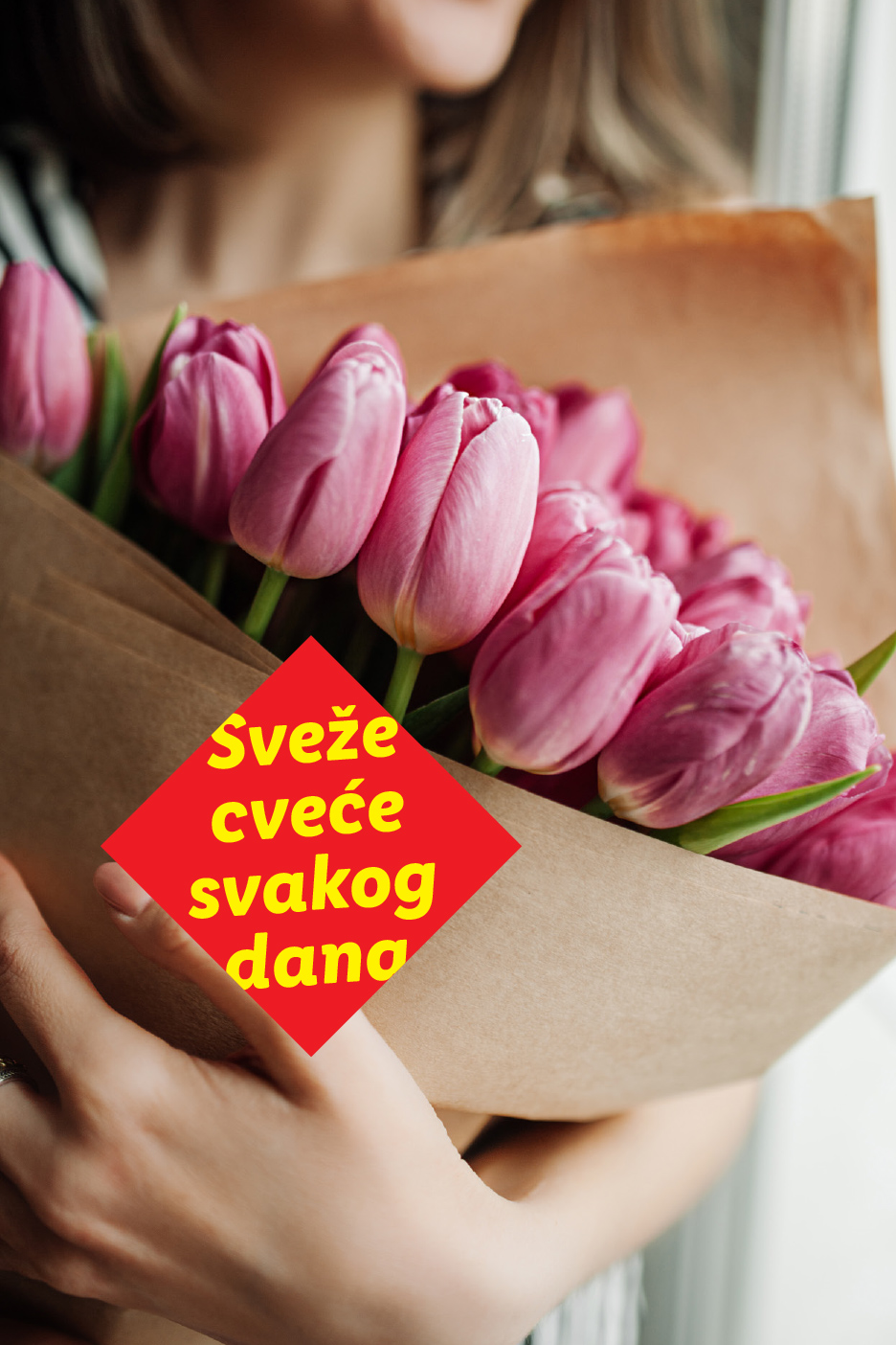 Žena drži buket ružičastih lala umotanih u papir, sa natpisom „Sveže cveće svakog dana“.