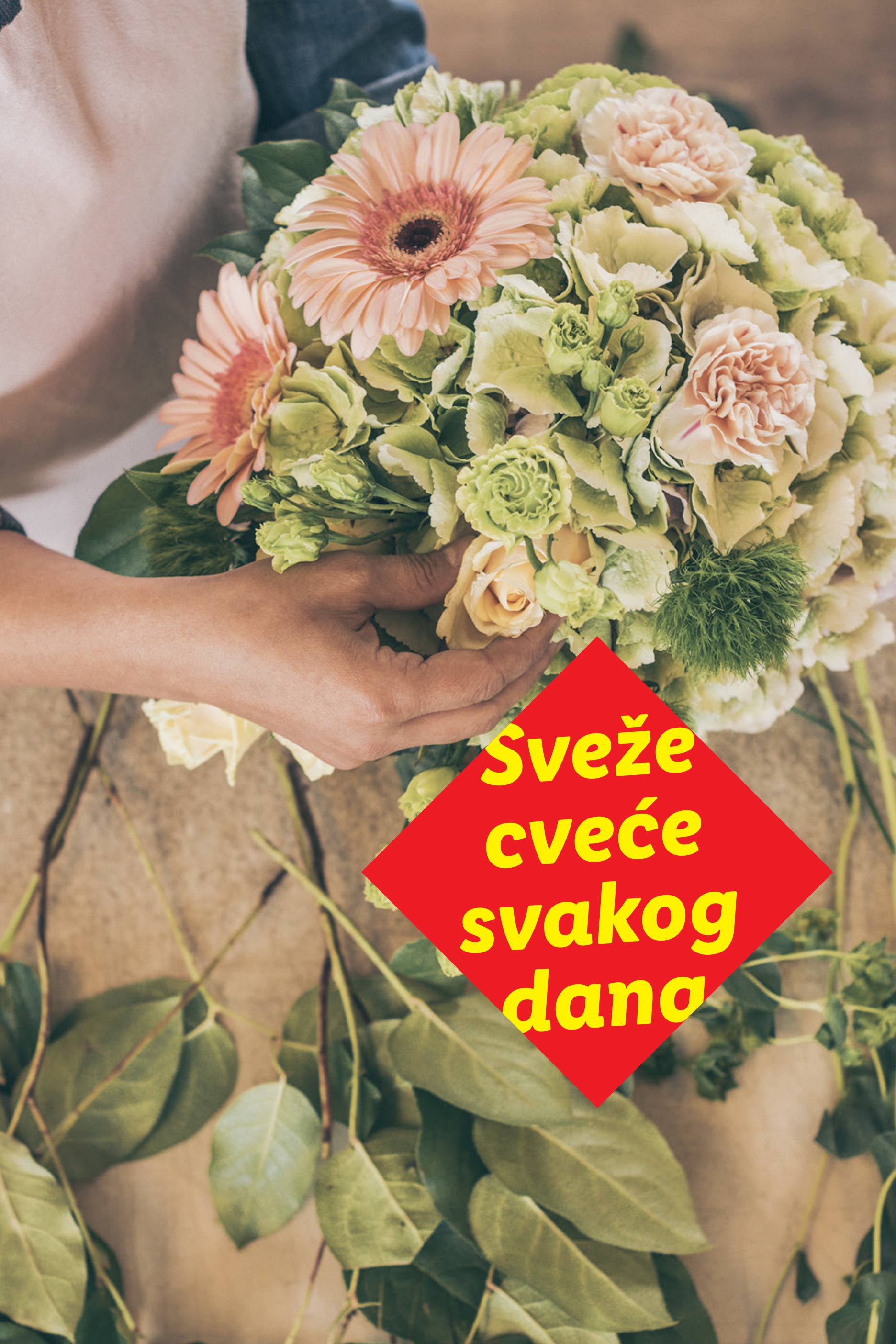 Ruke aranžiraju buket svežeg cveća sa gerberima i ružama, sa tekstom „Sveže cveće svakog dana“.