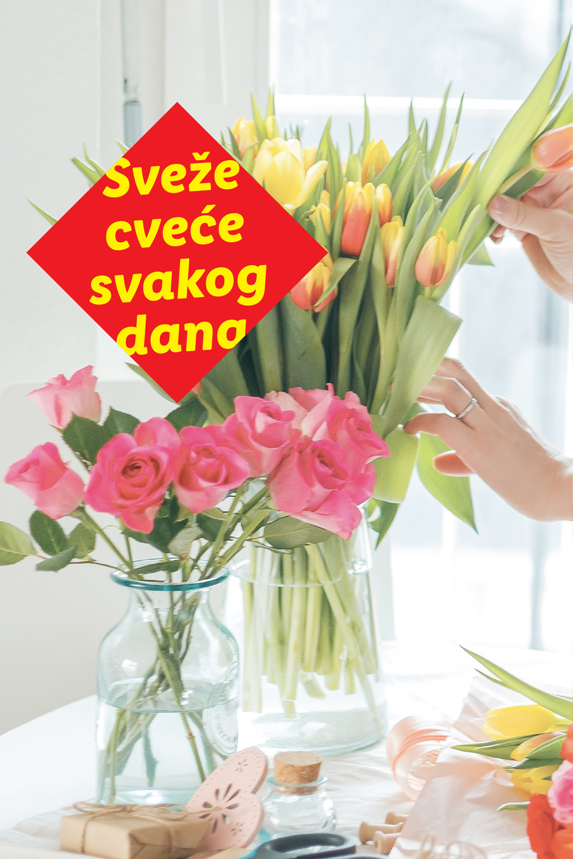 Sveže cveće svakog dana: Žena aranžira buket žutih i narandžastih lala, pored vaze sa ružičastim ružama.