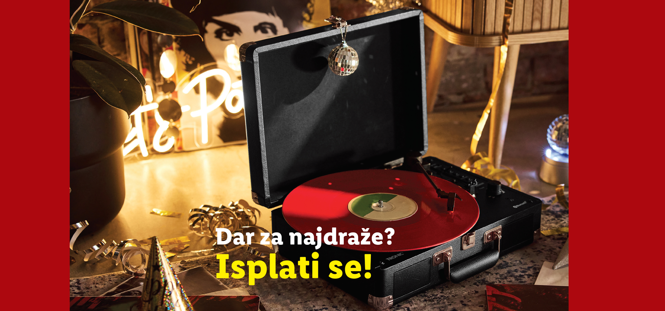 Kutija za satove, dvogled, zidni sat u obliku ploče i gramofon sa natpisom 'Dar za najdraže? Isplati se!'