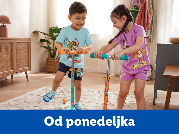 Dvoje dece se voze na trotinetima sa motivima Patrola šapa.