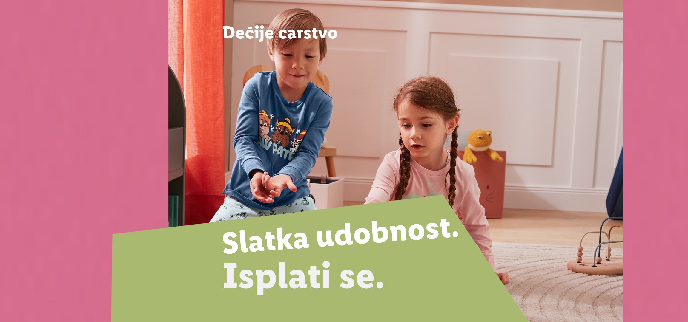 Dvoje dece se igra, dečak u plavoj majici sa Paw Patrol printom, devojčica u roze majici.