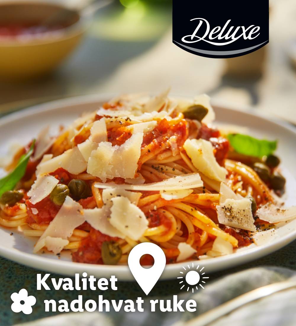 Špageti sa paradajz sosom, kaperima i parmezanom od Deluxe brenda.