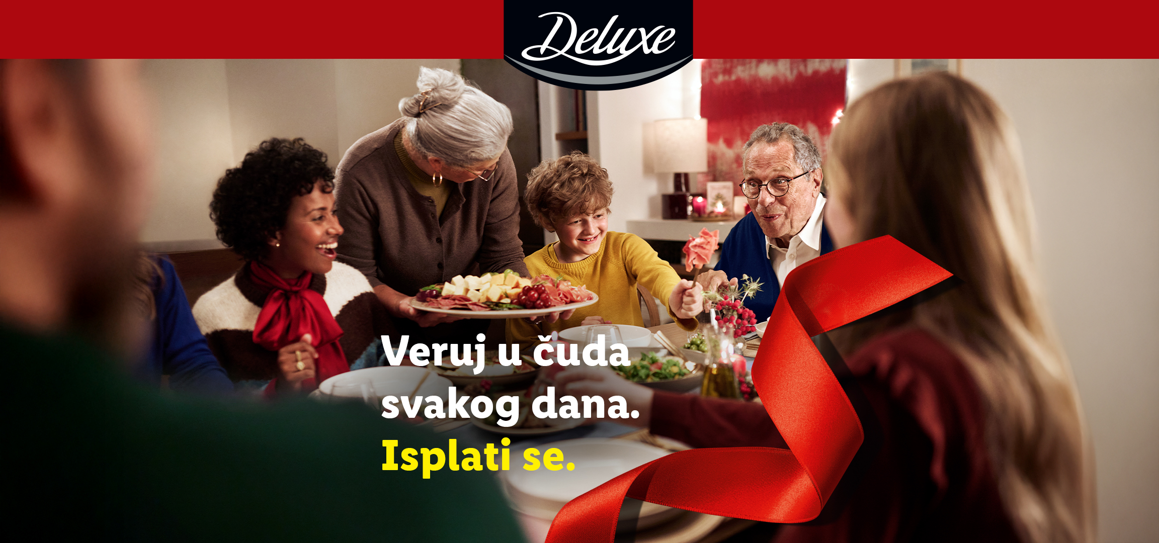 Deluxe: Porodica uživa u prazničnoj trpezi sa mesnim narescima i sirom.