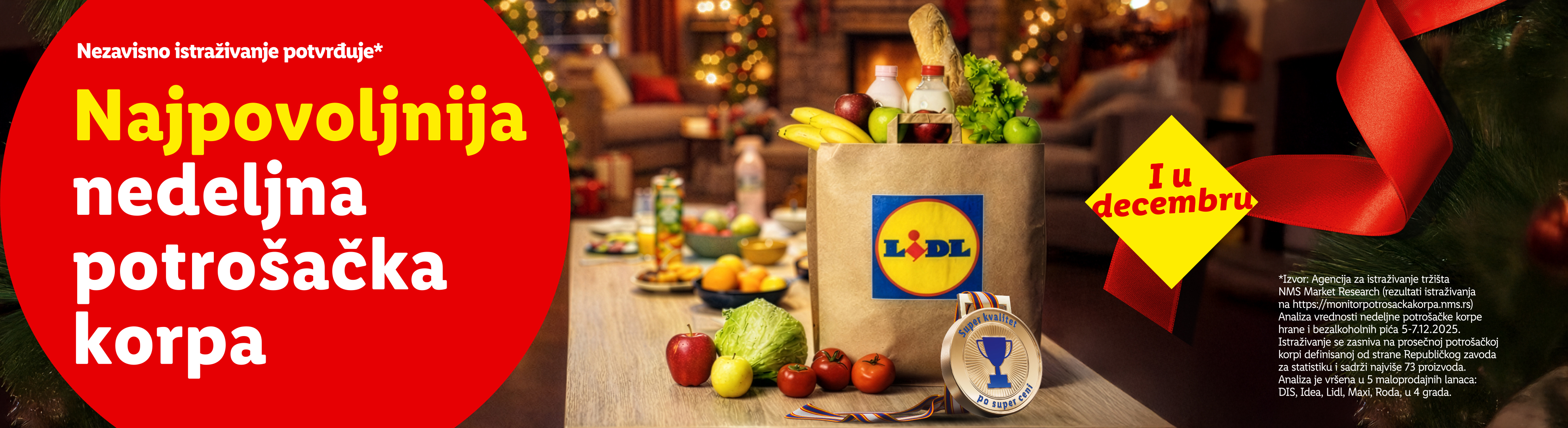 Lidl papirna kesa puna namirnica, voća i povrća, sa medaljom za kvalitet, u prazničnom ambijentu.