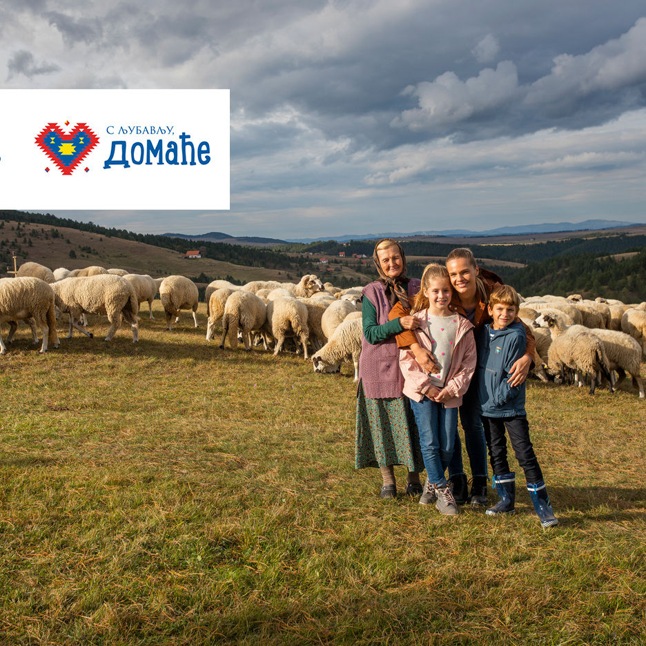 Porodica na pašnjaku sa ovcama, logo 'S ljubavlju, Domaće' u gornjem levom uglu.
