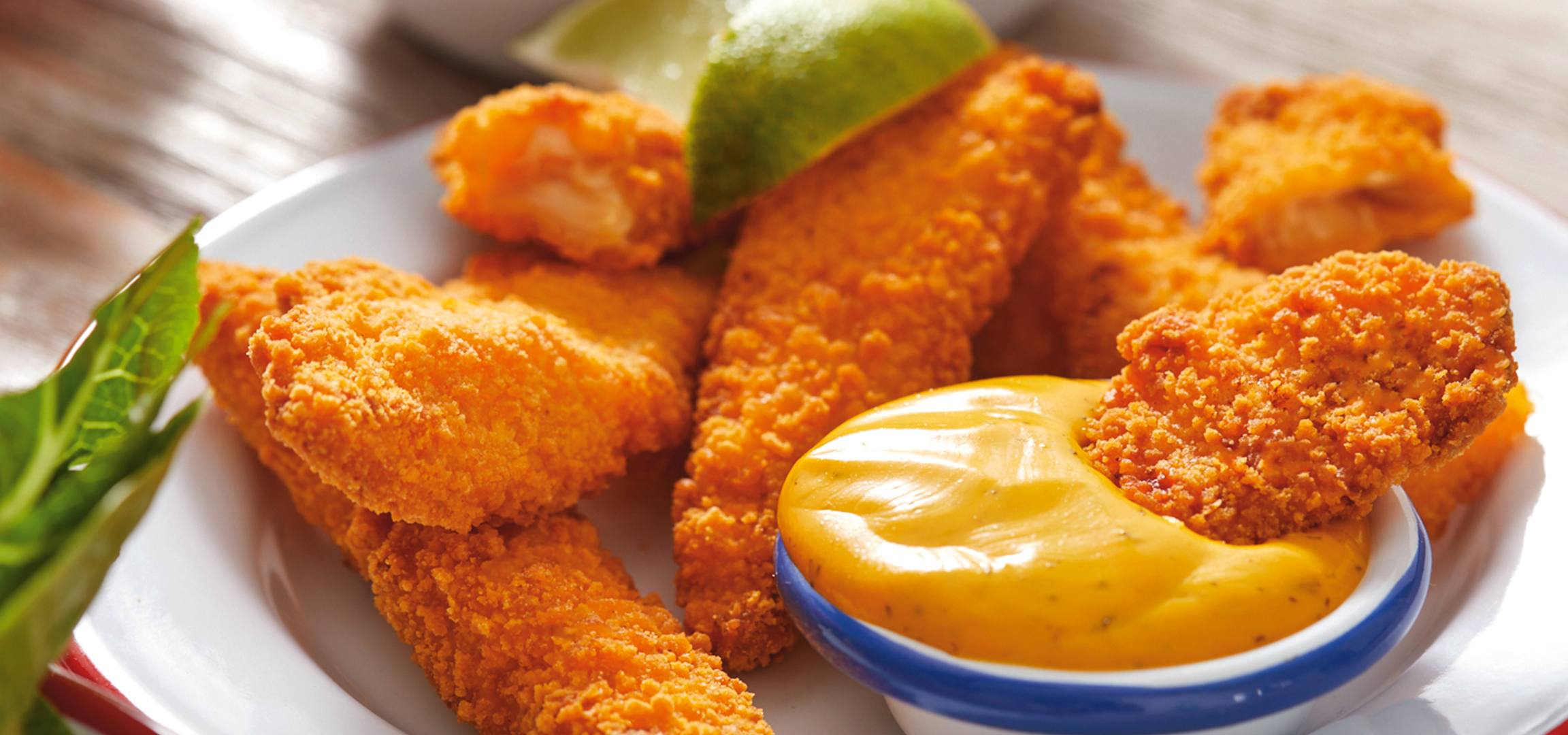 Pohovani pileći štapići sa sosom i palačinke sa bobičastim voćem i javorovim sirupom.