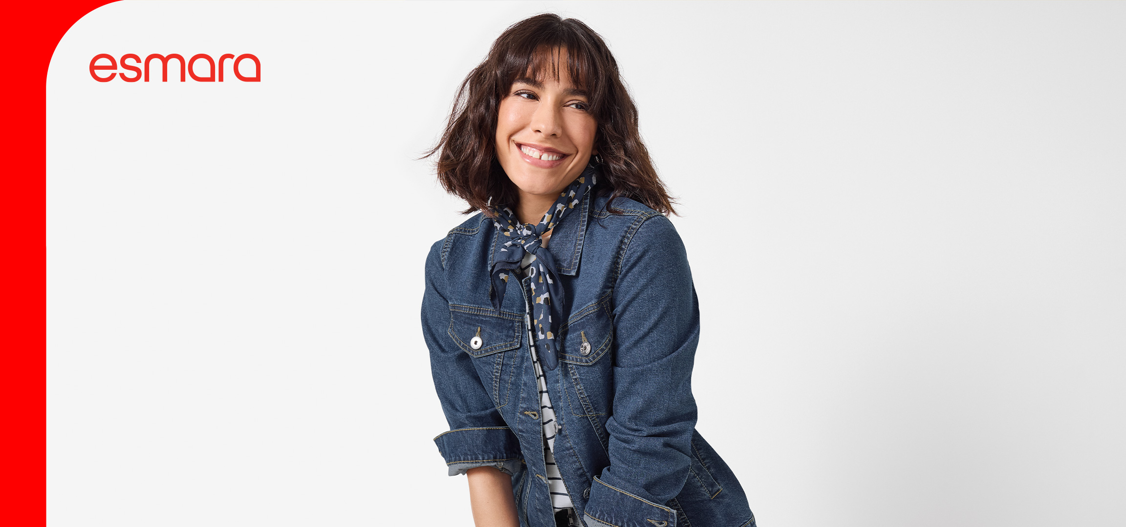 Žena u teksas jakni i muškarac u plavom prsluku i džemperu.