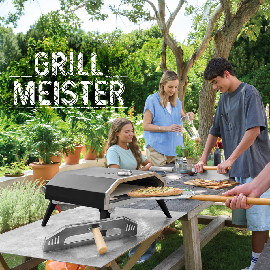 Porodica peče picu u spoljnoj peći za picu, sa natpisom 'GRILL MEISTER'.