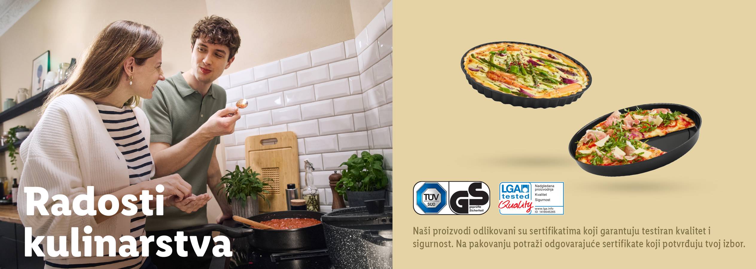 Srećan par kuva u kuhinji koristeći kvalitetne posude za pitu i picu.