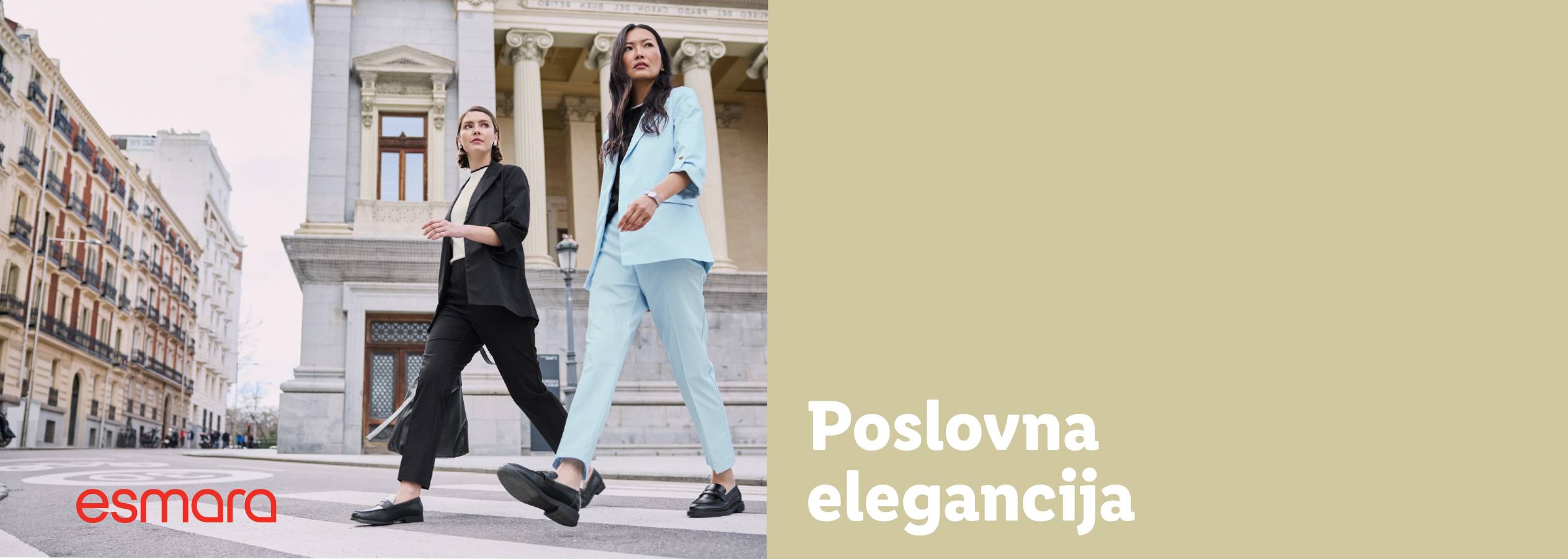 Dve žene u poslovnim odelima prelaze ulicu, sa logom Esmara na putu.