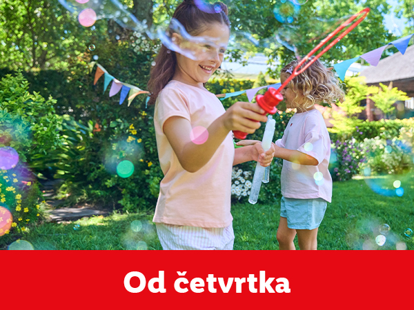 Dve devojčice se igraju sa sapunicama u dvorištu.