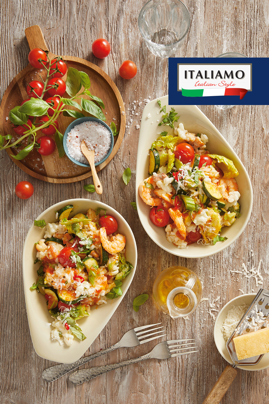 Dve činije rižota sa škampima, tikvicama i paradajzom, sa sastojcima i logom Italiamo.