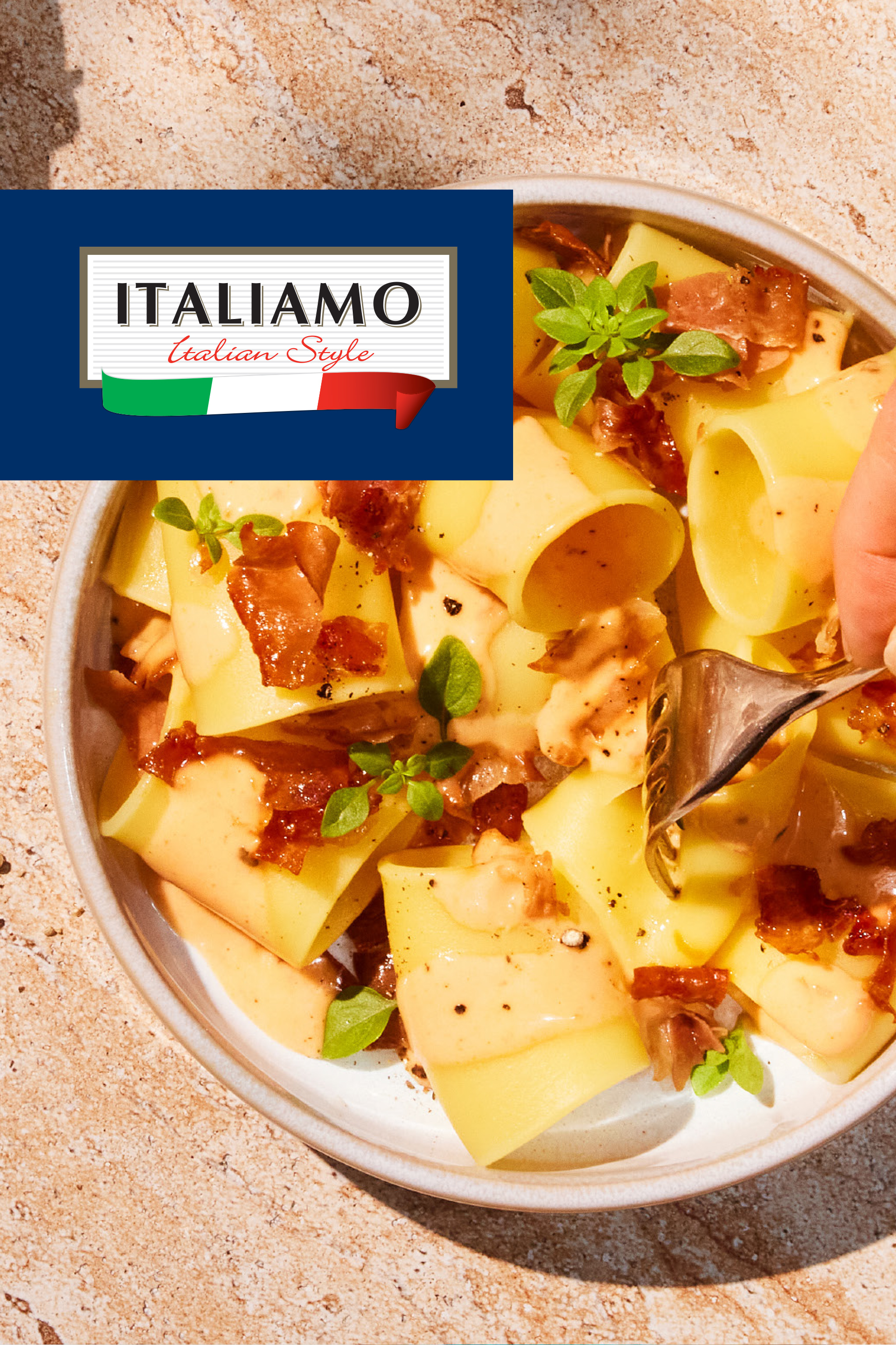 Tanjir testenine sa slaninom i bosiljkom, sa logotipom „Italian Italian Style“.