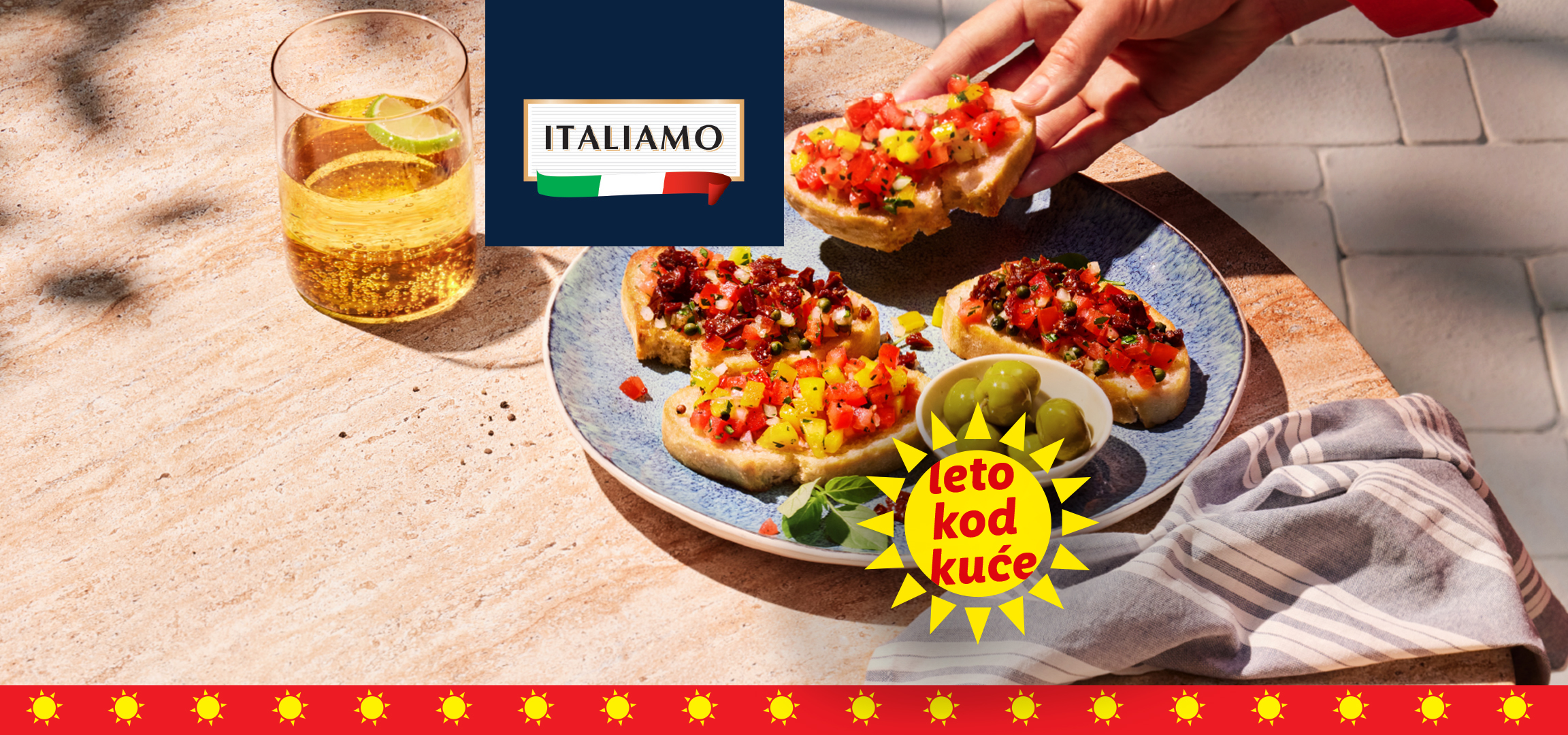 Italijanska hrana: bruskete, mocarela sa paradajzom i testenina, sa natpisom 'leto kod kuće'.