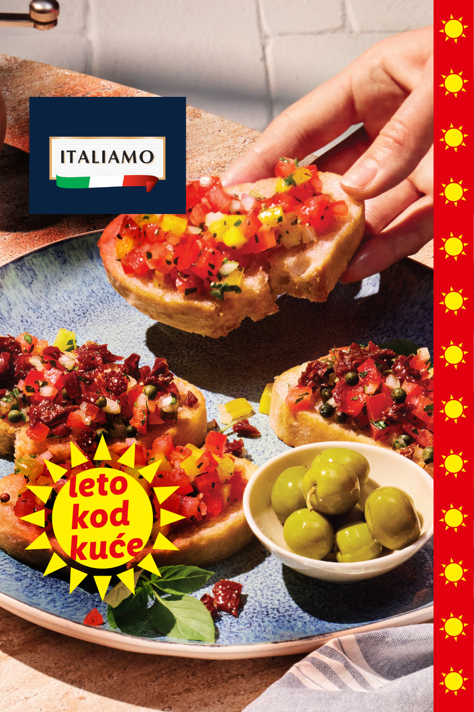 Bruskete sa paradajzom i maslinama, sa natpisom „leto kod kuće“ i suncima.
