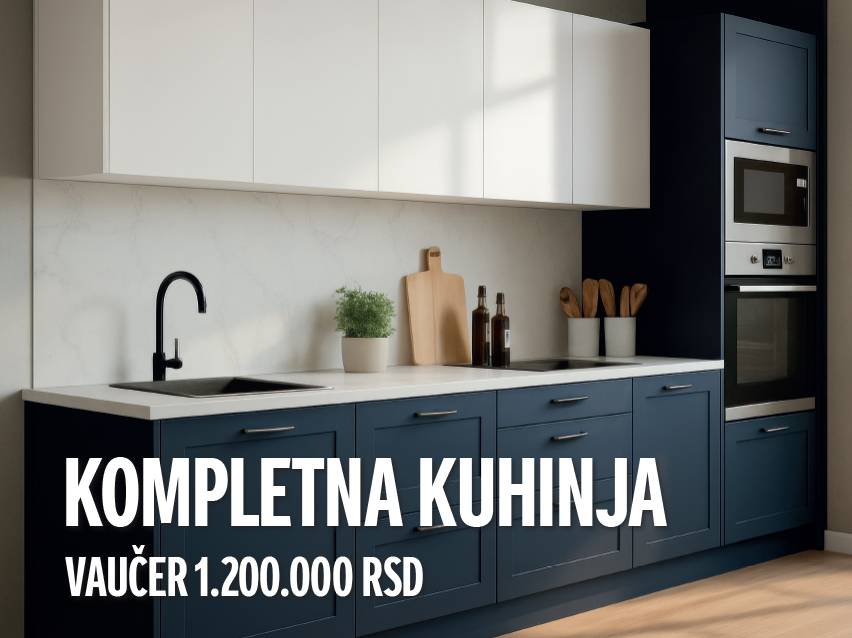 Moderna kuhinja sa belim gornjim i tamnoplavim donjim elementima, sa natpisom 'KOMPLETNA KUHINJA'.