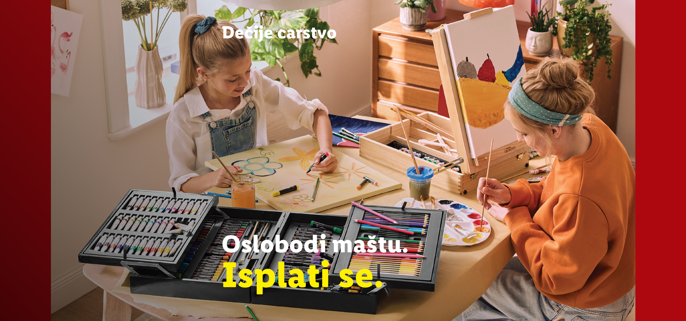 Deca slikaju i crtaju sa setovima za slikanje i crtanje.