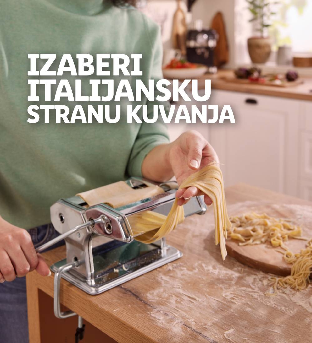 Žena koristi mašinu za testeninu kako bi napravila italijansku pastu.