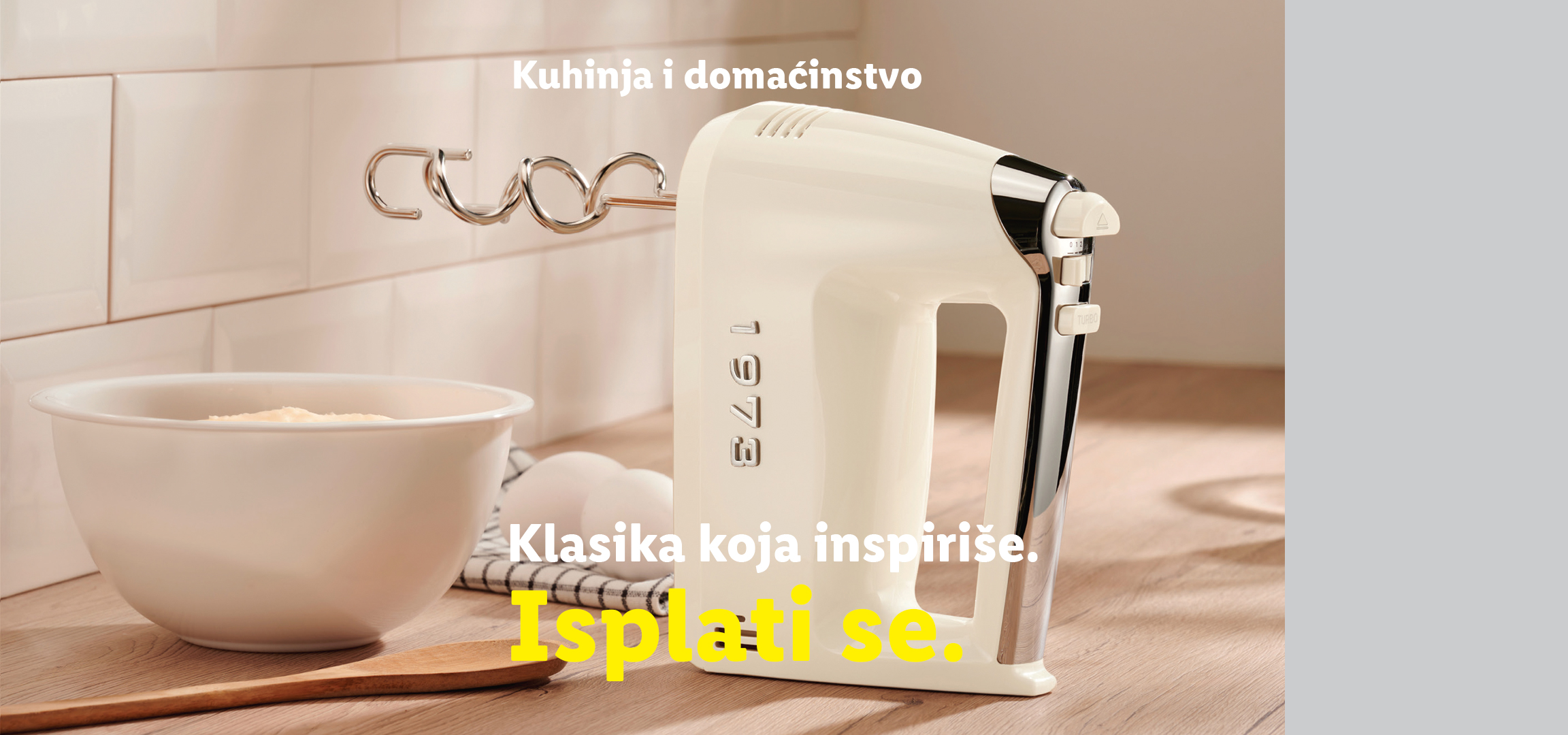 Kuhinjski mikser, friteza na vruć vazduh i kuvalo za vodu u krem boji, sa tekstom „Kuhinja i domaćinstvo. Klasika koja inspiriše. Isplati se.“