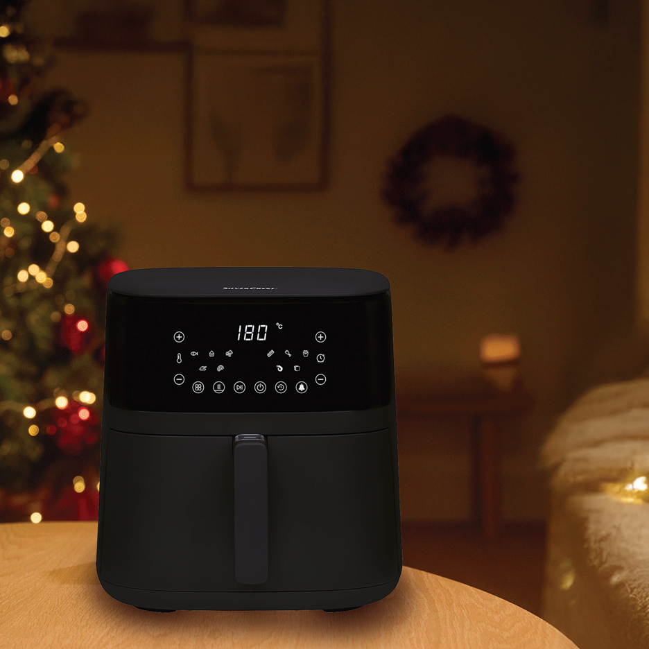 Crni Silvercrest friteza na vruć vazduh sa digitalnim ekranom, u božićnom ambijentu.