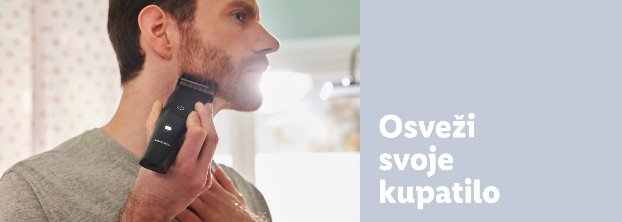 Muškarac koristi trimer za bradu Silvercrest za osvežavanje kupatila.