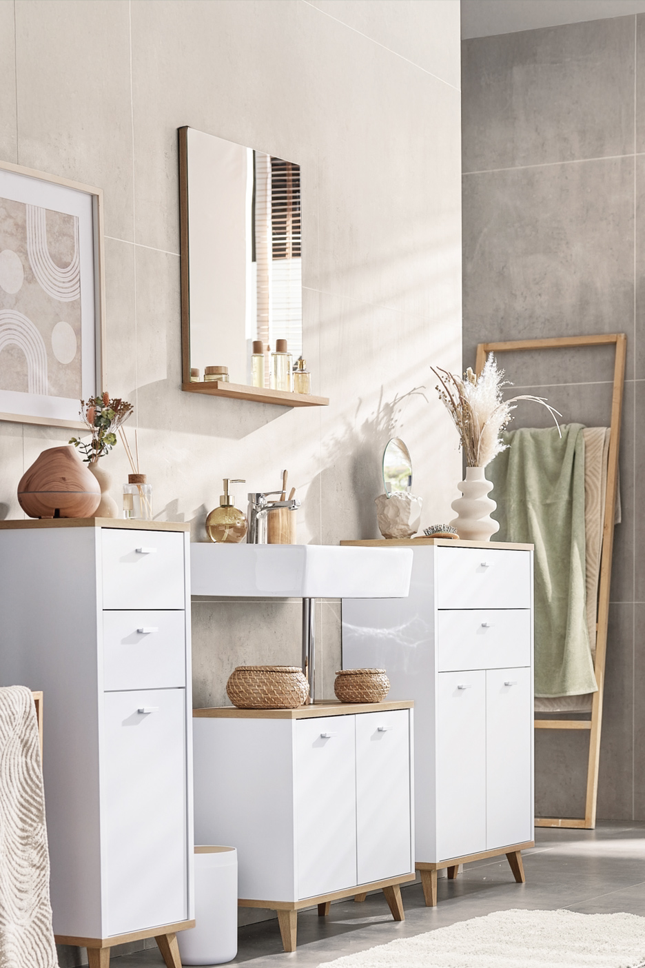 Kupatilo sa belim ormarićima, umivaonikom, ogledalom i drvenim detaljima.