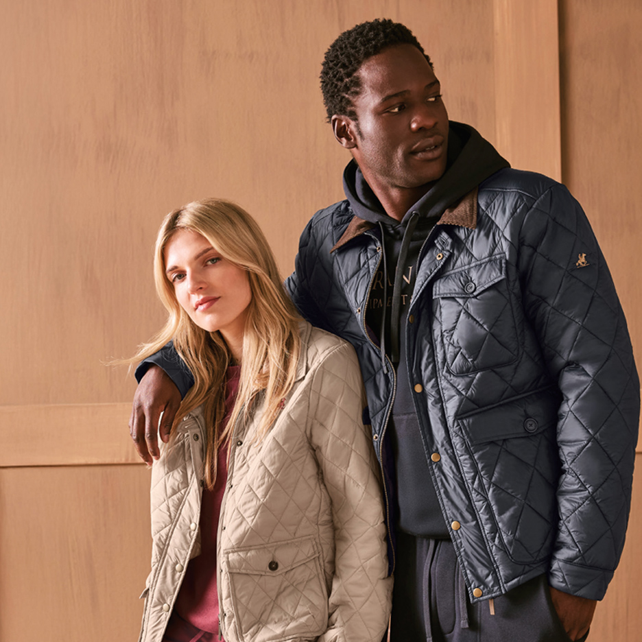 Muškarac i žena u prošivenim jaknama, on u tamnoplavoj, ona u bež.