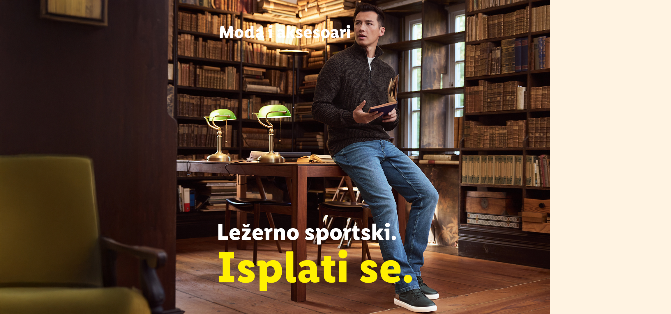 Muška i ženska odeća u biblioteci, sa tekstom: „Moda i aksesoari. Ležerno sportski. Isplati se.“