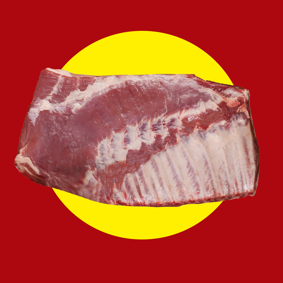Sveža svinjska rebra na crvenoj pozadini sa žutim krugom.