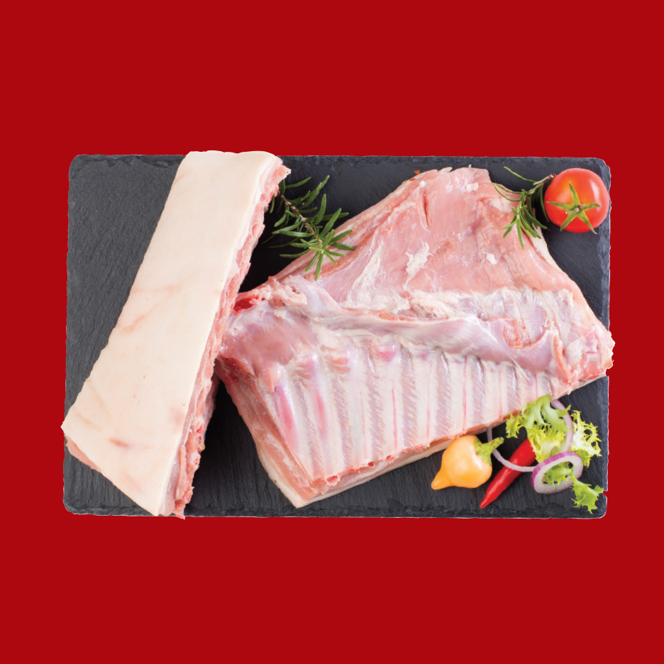 Sveža rebra i slanina na crnoj ploči sa začinima