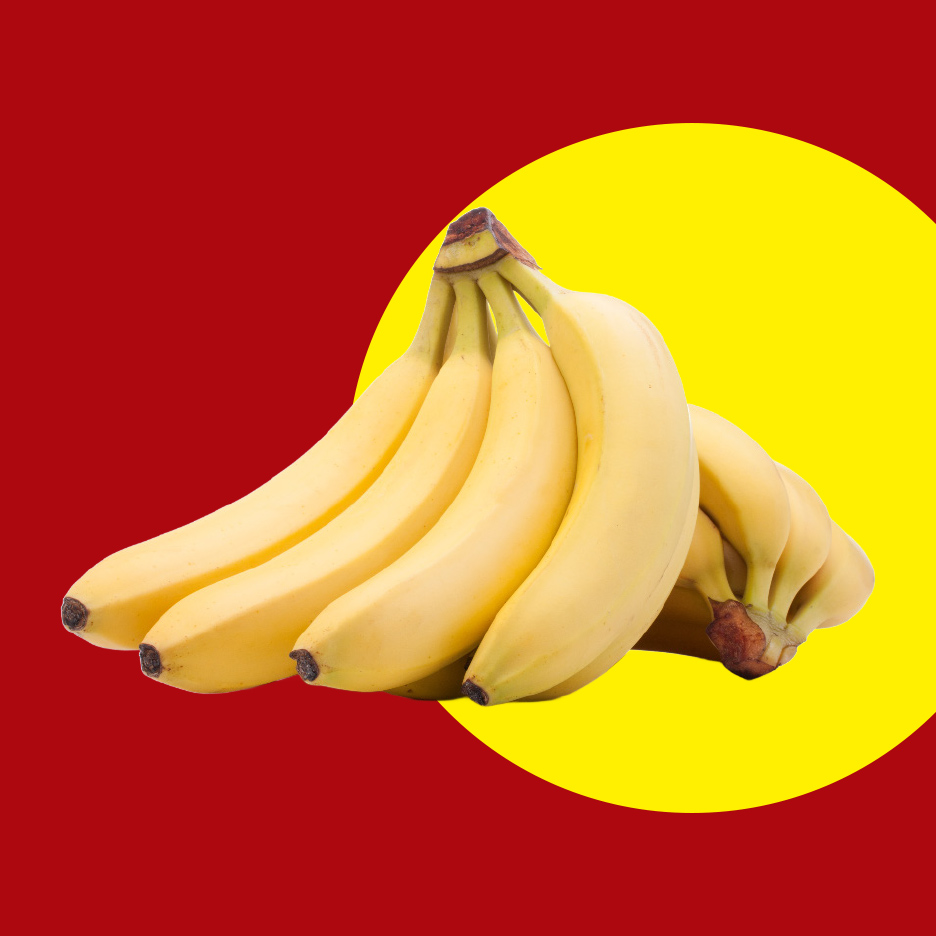 Zreli žuti grozd banana na crvenoj i žutoj pozadini