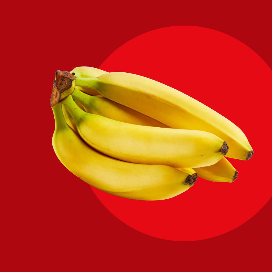 Sveže banane na crvenoj pozadini.