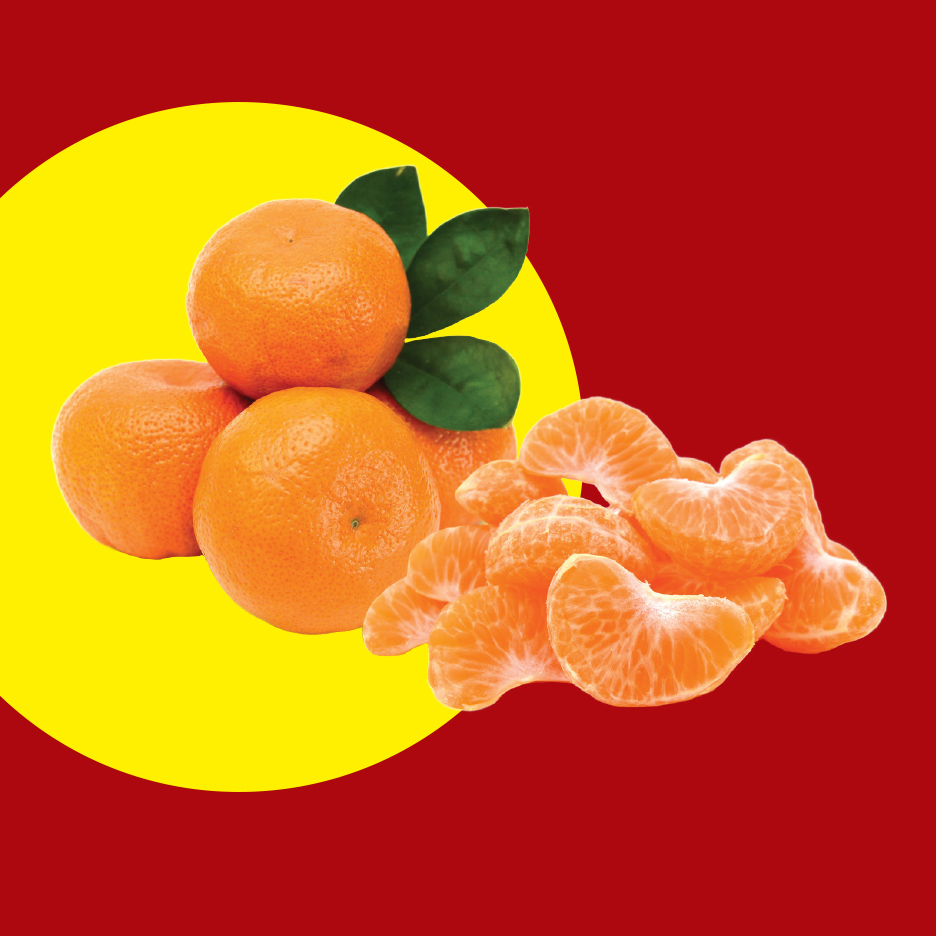 Mandarine sa listovima i oljuštene mandarine na crveno-žutoj pozadini.