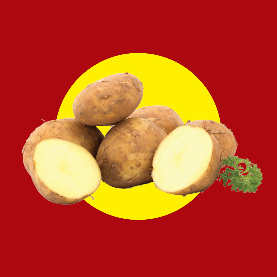 Sveži krompiri, neki prepolovljeni, sa peršunom na crveno-žutoj pozadini