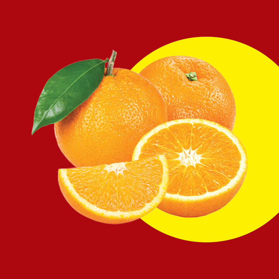 Sveže pomorandže, cele i isečene, na crvenoj i žutoj pozadini.