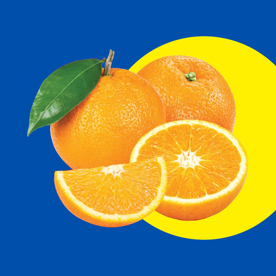 Sveže narandže, cele i isečene, na plavoj i žutoj pozadini.