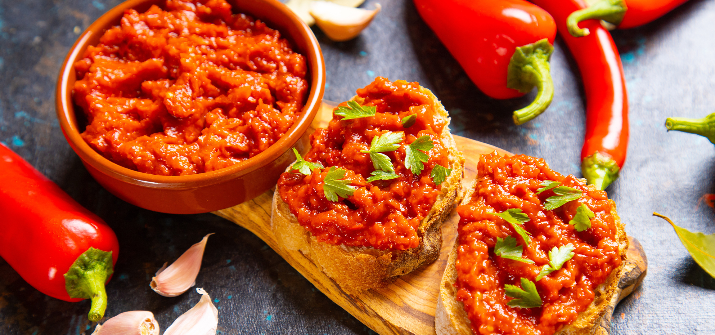 Ajvar i pečene paprike u tiganju.
