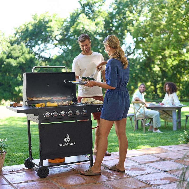 GrillMeister roštilj sa 6 gorionika, na otvorenom.