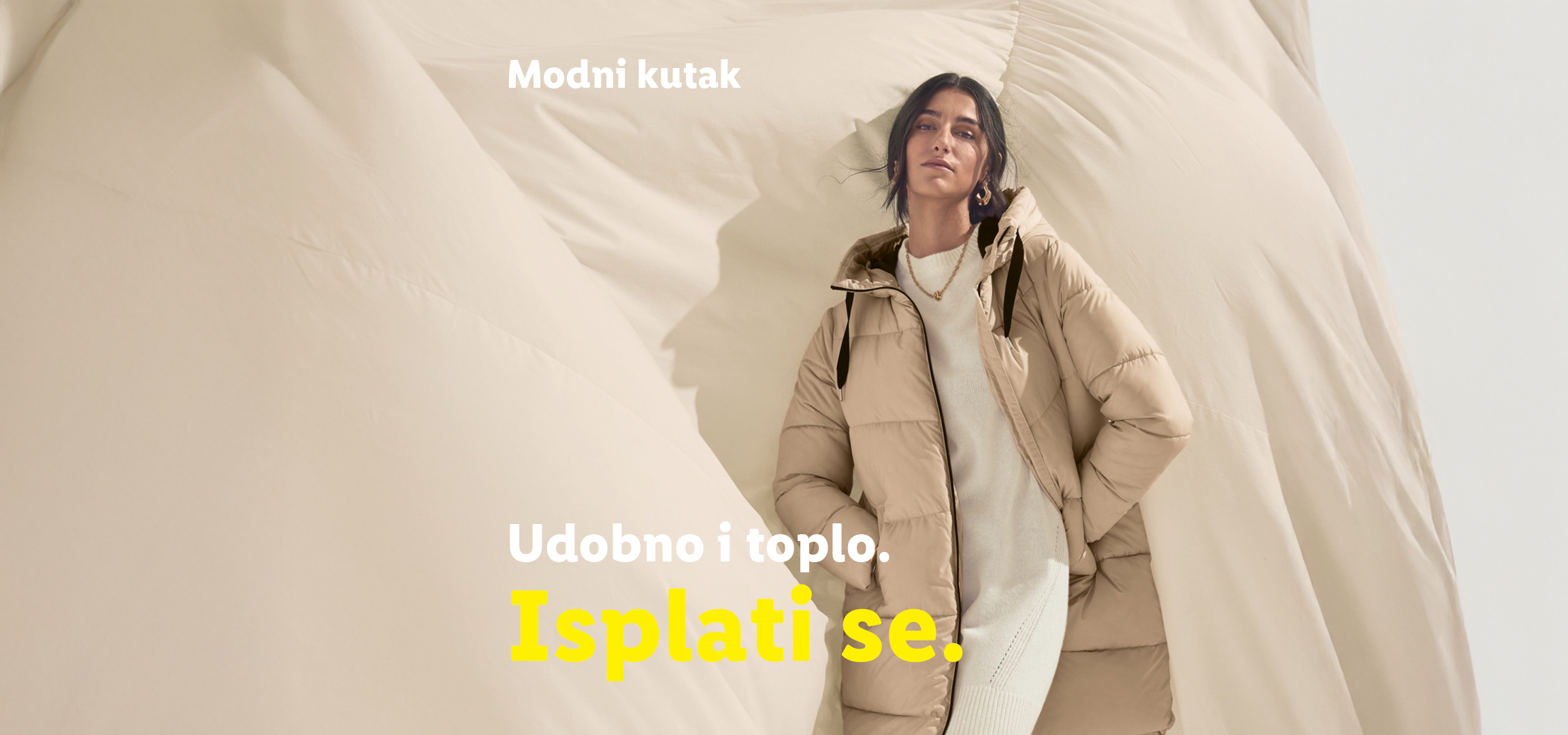 Žena u bež jakni i dva para zimskih čizama, braon i crnih, sa tekstom 'Modni kutak. Udobno i toplo. Isplati se.'