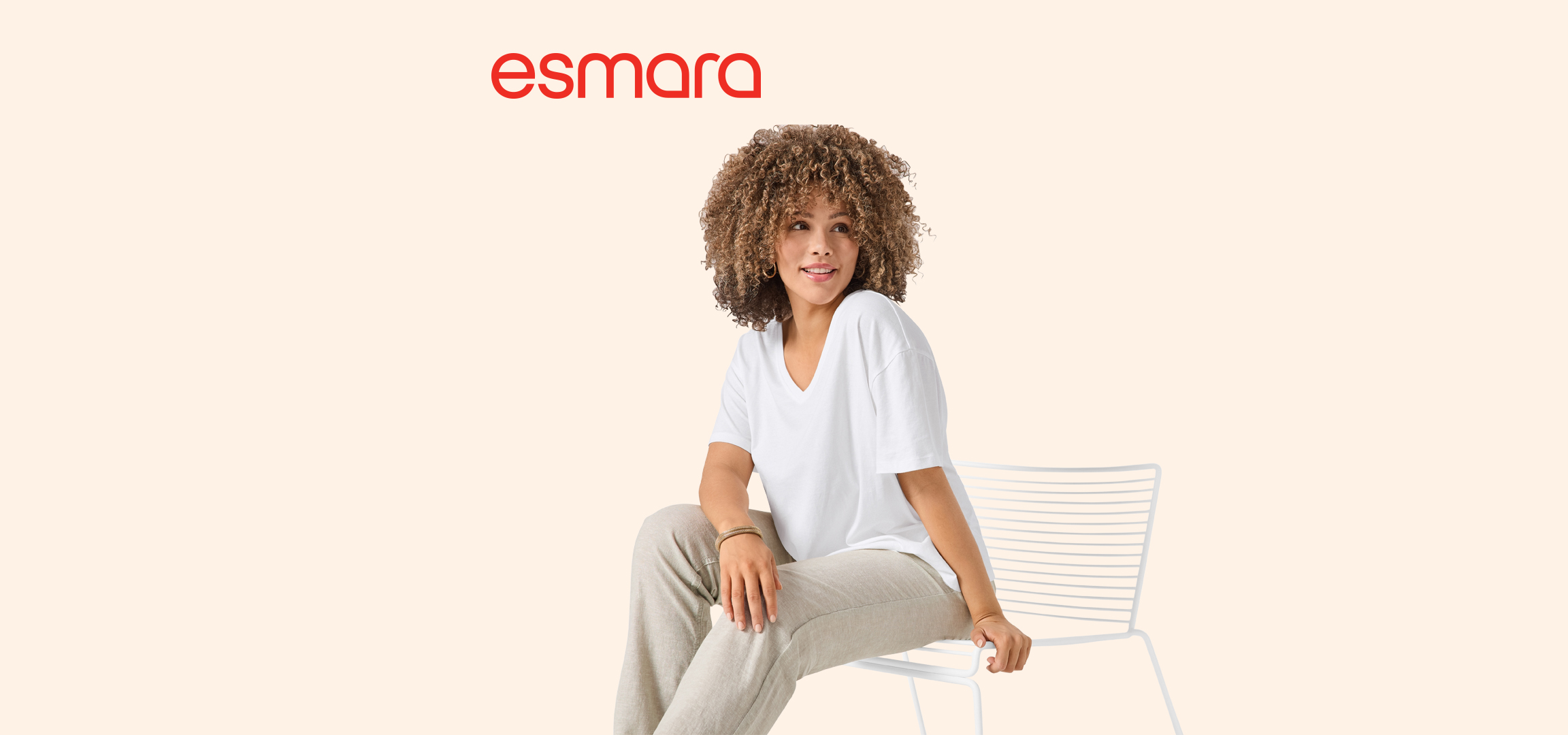 Žena u beloj majici i bež pantalonama, zelena haljina, zelena polo majica, tamne bermude i muškarac u zelenoj majici i tamnim šortsevima.