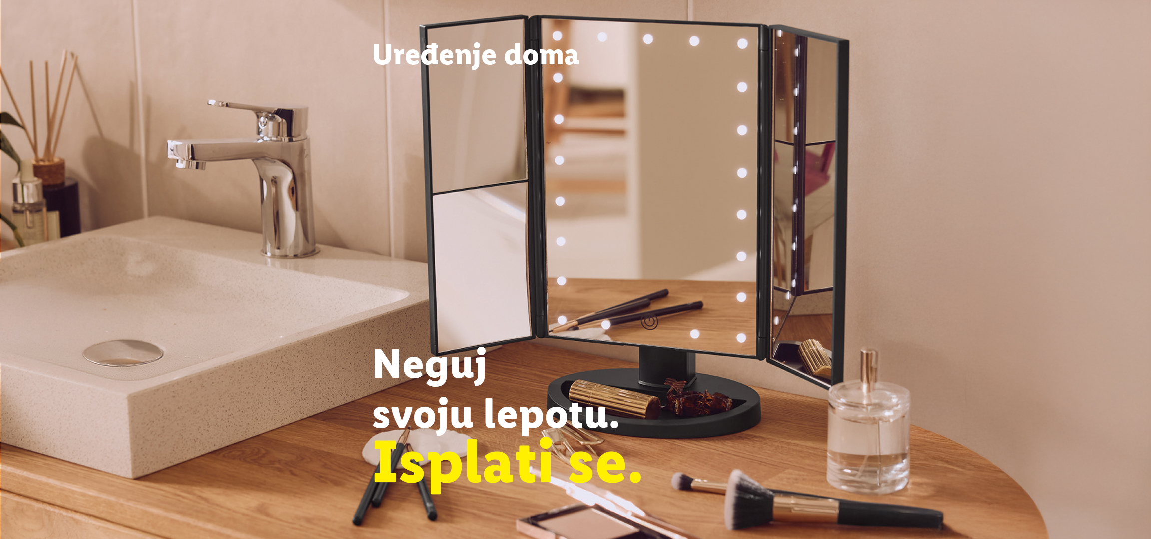 Ogledalo sa LED osvetljenjem i organizator šminke sa četkicama i kozmetikom.