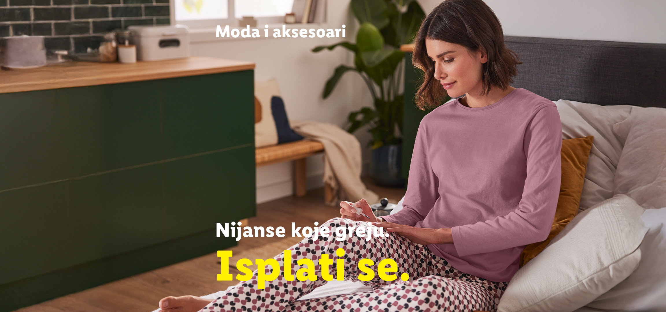 Žena u pidžami, maslinasta rolka i braon kaiš; tekst: Moda i aksesoari, Nijanse koje greju. Isplati se.